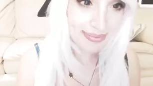 Светловолосая путана Cherrycrush ласкает бритую пизду