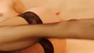 Безумная пассия MariamFly нежно ласкает свою киску