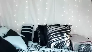 Шлендра с татуировками Misspaigex0 дрочит пизду и кончает