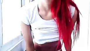 Рыжая шкура Bunny_red смачно дрочит пизду