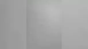 Озорные телочки Chika_bomb мастурбируют бритые пизденки