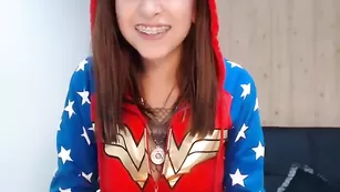 Пылкая шлендра Dinaone нежно теребит пизду