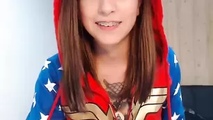 Пылкая шлендра Dinaone нежно теребит пизду