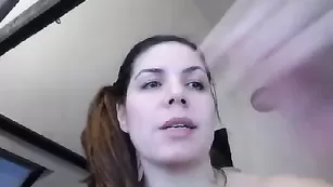 Грудастая цыпочка Bellajuliax скачет на секс игрушке