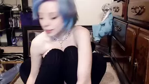 Соблазнительная шалава Goldengoddessxxx теребит клитор вибратором