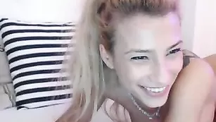 Татуированная красотка SexxyLana трахает обе дырки