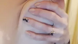 Шальная цыпочка Sex4you7711 мастурбирует киску