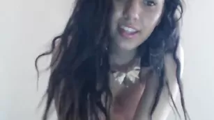 Очаровательная милашка Kitty_jolie показывает обнаженные прелести