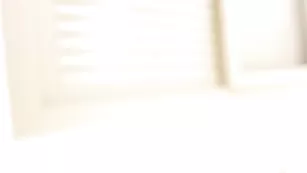 Загорелая блонда Arianalovely мастурбирует бритую пизду