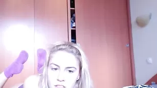 Притягательная детка Sassyhelen обнажает стройное тело