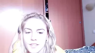 Притягательная детка Sassyhelen обнажает стройное тело