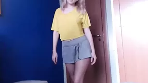 Притягательная детка Sassyhelen обнажает стройное тело