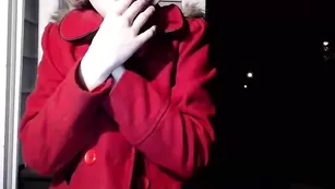 Светловолосая крошка Goldengoddessxxx дрочит пизду вибратором