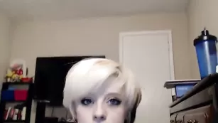 Светловолосая крошка Goldengoddessxxx дрочит пизду вибратором