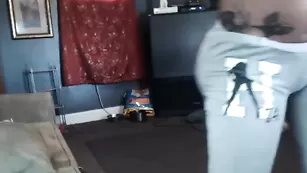 Смазливая барышня Creamyexotica ласкает сочную пизду