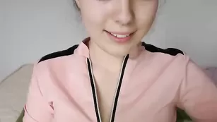 Симпатичная курва Antonia_shine показывает сиськи