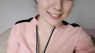 Симпатичная курва Antonia_shine показывает сиськи