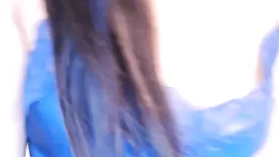 Жаркая брюнетка Iran_persian позирует в ночнушке