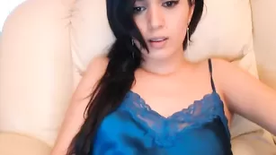 Жаркая брюнетка Iran_persian позирует в ночнушке