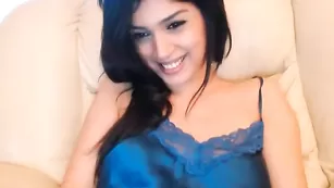 Жаркая брюнетка Iran_persian позирует в ночнушке