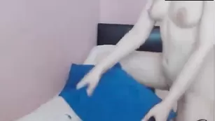 Брюнетка Morv играет с вибратором и читает книгу