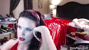 Милая самка RoxyRaye занимается фистингом