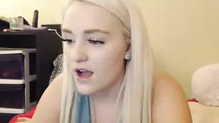 Нежная блондиночка American_honey отсасывает пенис