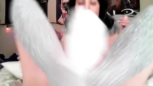 Роскошная кобыла Cortanablue трахается двумя секс игрушками