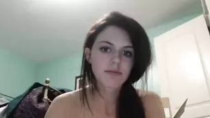 Молоденькая шваль Charlotte1996 мастурбирует пизду