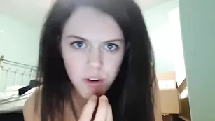 Молоденькая шваль Charlotte1996 мастурбирует пизду