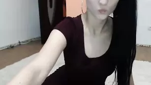 Черноволосая красотка Lonelyst4r соблазняет пышными формами