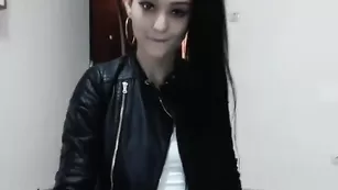 Черноволосая красотка Lonelyst4r соблазняет пышными формами