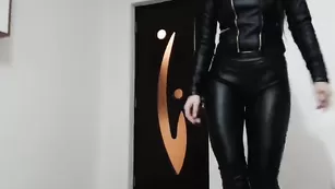 Черноволосая красотка Lonelyst4r соблазняет пышными формами