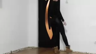 Черноволосая красотка Lonelyst4r соблазняет пышными формами