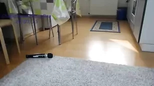 Шальная детка Sexydea трахает бритые дырки