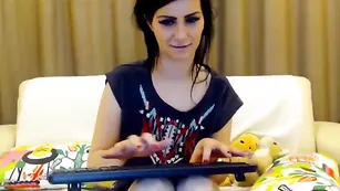 Озорная куколка Hazeljoyx ласкает натуральные сиськи