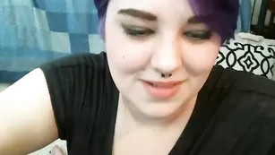 Смазливая малышка Shyhighschooler трахает обе дырки