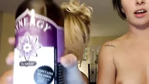 Привлекательные сучки Purple_star лижут сосочки