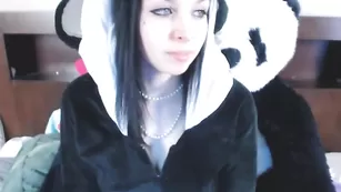 Смазливая брюнетка Dawnwillow трахает себя фаллосом