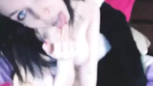 Смазливая брюнетка Dawnwillow трахает себя фаллосом