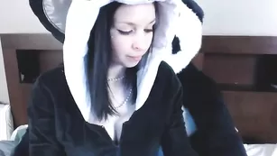 Смазливая брюнетка Dawnwillow трахает себя фаллосом