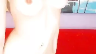 Черноволосая барышня в чулках MylenneS мастурбирует бритую киску