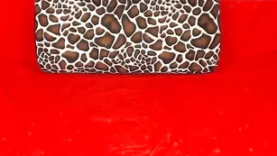 Черноволосая барышня в чулках MylenneS мастурбирует бритую киску