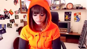 Желанная стерва Foxycleopatraxxx раздевается и дрочит