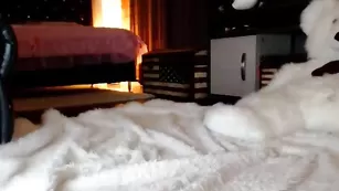 Очаровательная малая стерва Dulcemariaa ласкает свои дойки