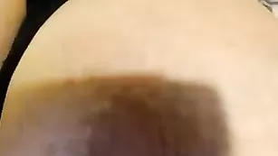 Грудастая телка Persianangel ласкает бритую пизду
