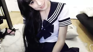 Сексуальная школьница Kittykatxo3 ласкает бритые дырочки