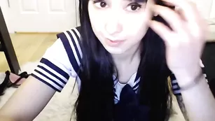 Сексуальная школьница Kittykatxo3 ласкает бритые дырочки
