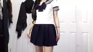 Сексуальная школьница Kittykatxo3 ласкает бритые дырочки