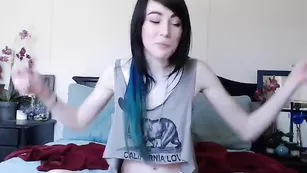 Удивительная курва Theemilygrey обнажает свое тело